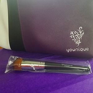 Younique Liquid Foundation Brush